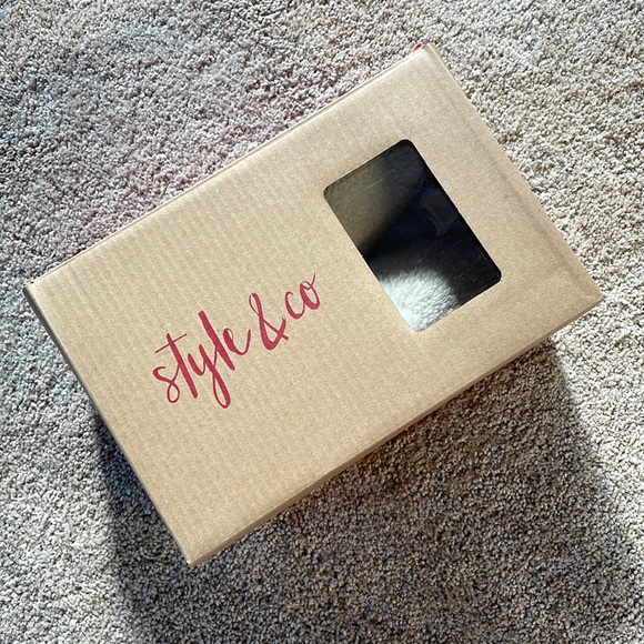 NWT cream thick warm faux fur slippers cruelty free 5 fits size 6 too - Picture 3 of 11